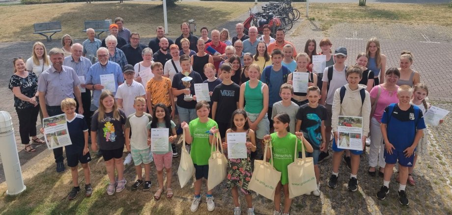 Die Gewinner:innen des diesjährigen STADTRADELN mit Bürgermeister Rainer Doetkotte.