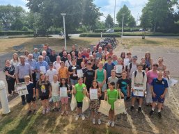 Die Gewinner:innen des diesjährigen STADTRADELN mit Bürgermeister Rainer Doetkotte.