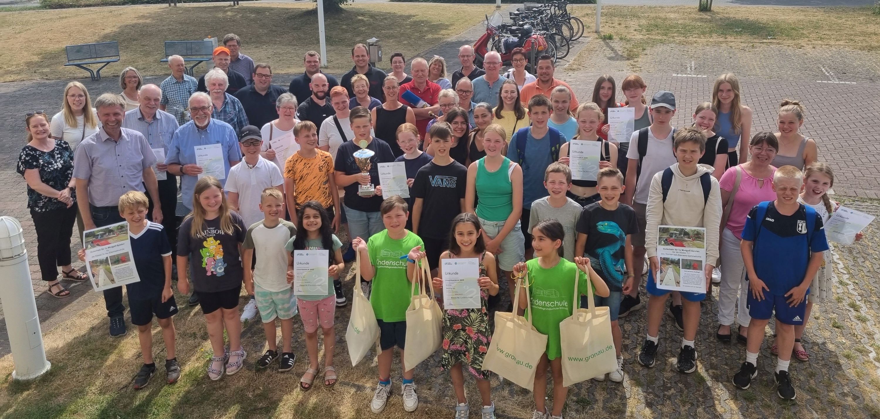 Die Gewinner:innen des diesjährigen STADTRADELN mit Bürgermeister Rainer Doetkotte.