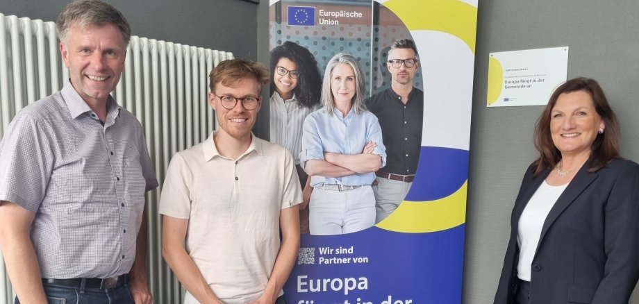 Bürgermeister Rainer Doetkotte, Erik Kemp (VOLT, Enschede) und Ratsmitglied Susanne Reinhoffer.