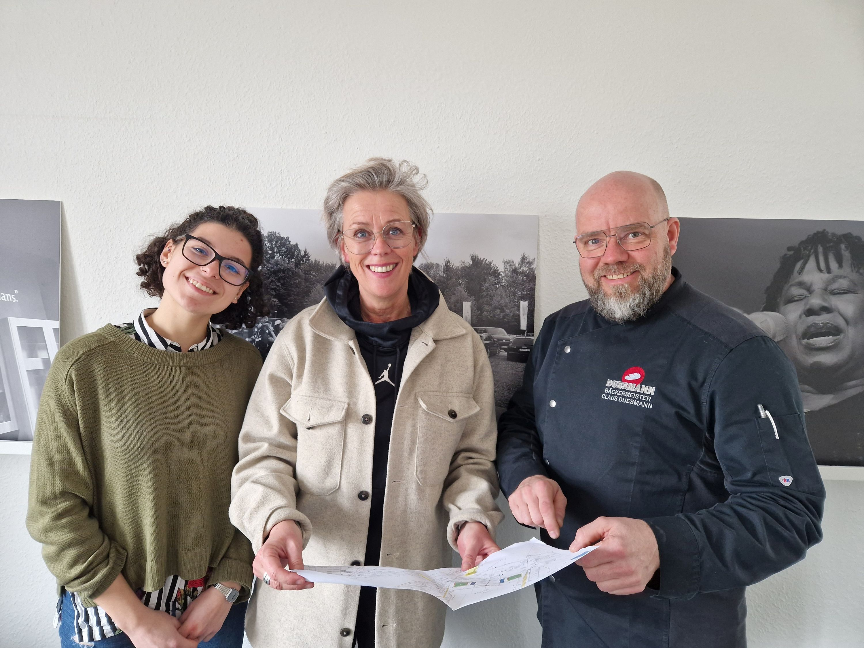 Die Vorbereitungen im Team laufen, Besprechung mit Lageplan.