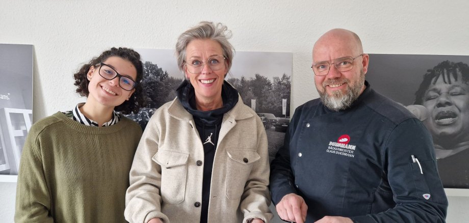 Die Vorbereitungen im Team laufen, Besprechung mit Lageplan.