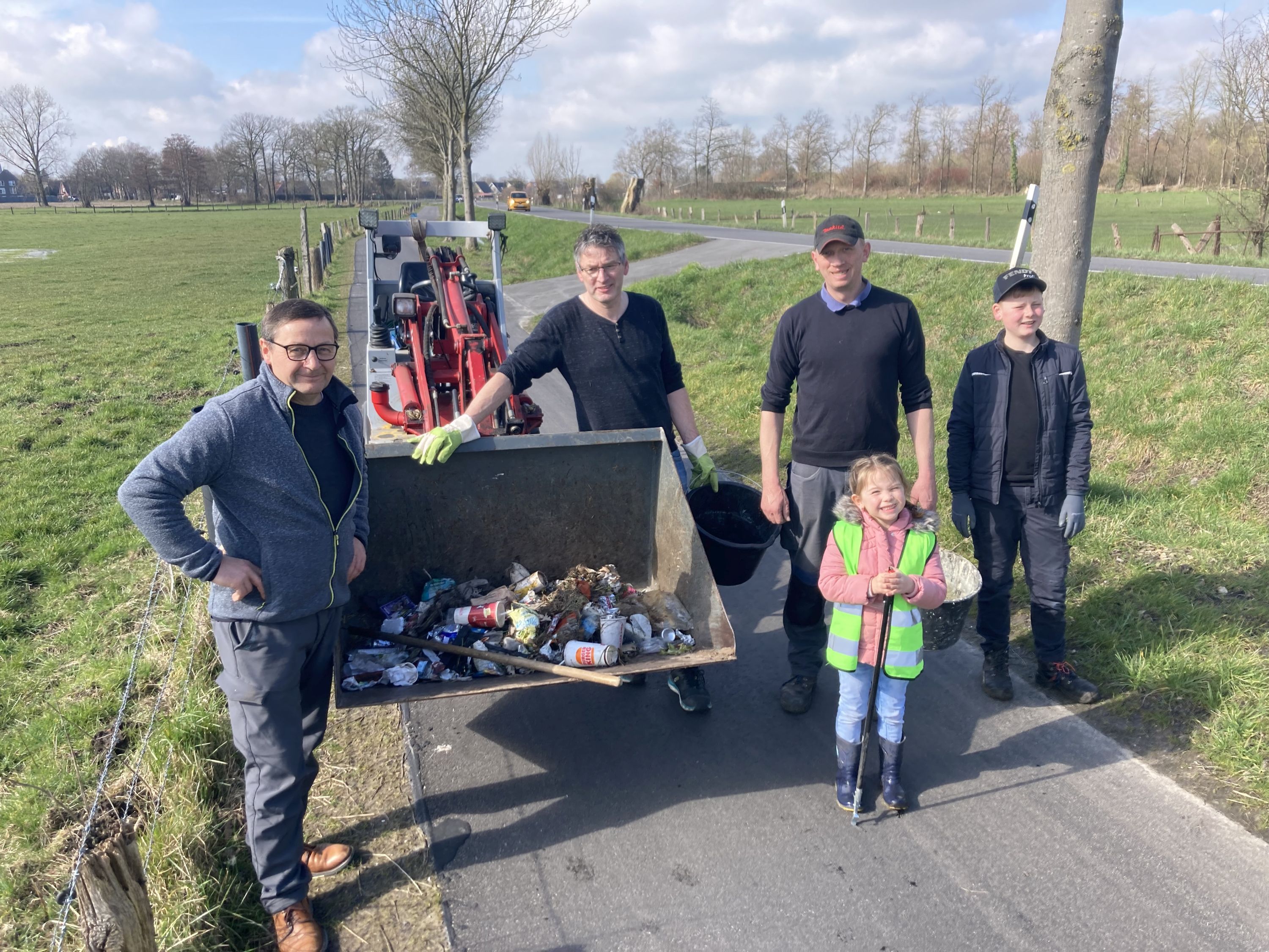 Beim Müllsammeln wird mit einem Bagger unterstützt.