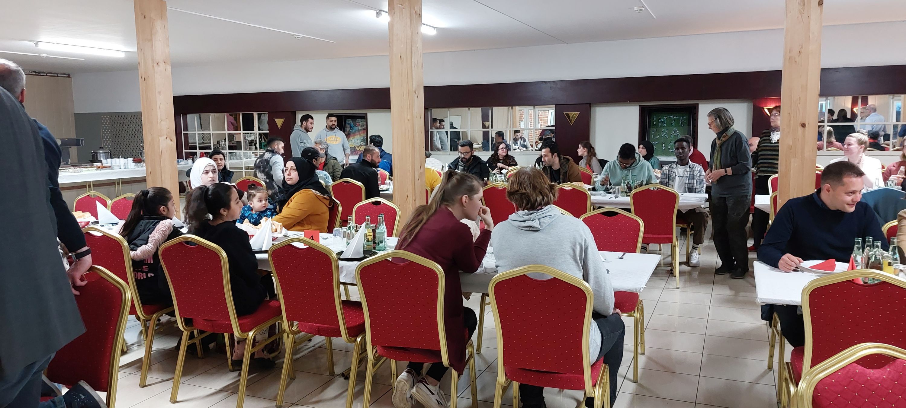 Die Teilnehmenden des Fastenbrechens im Haus der Begegnung.