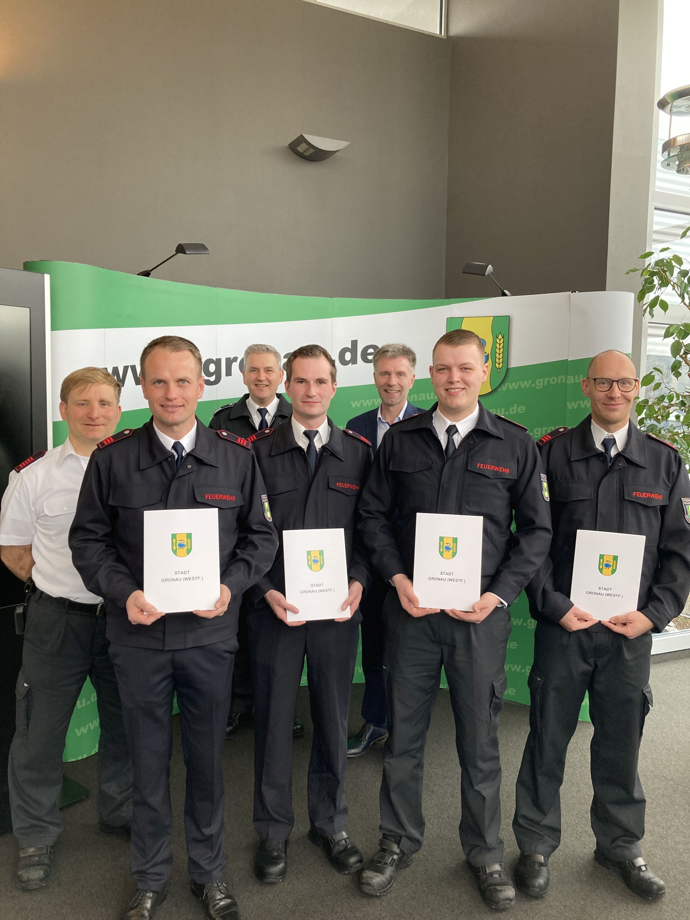 Die Mitarbeiter der Feuerwehr mit Bürgermeister Rainer Doetkotte.