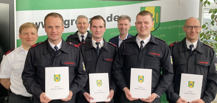 Die Mitarbeiter der Feuerwehr mit Bürgermeister Rainer Doetkotte.