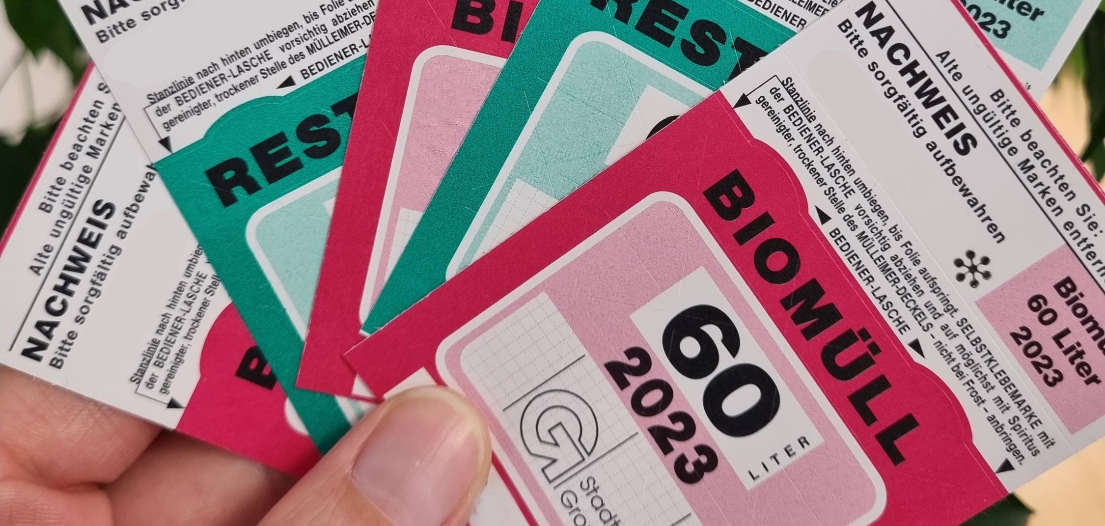 Müllmarken in grün und pink.