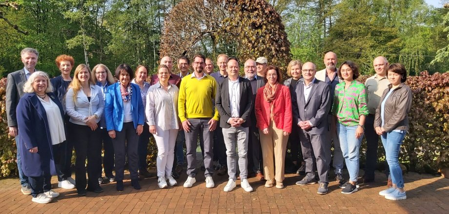 Der Bürgermeister Rainer Doetkotte und die Erste Beigeordnete Sandra Cichon mit den Teilnehmenden des Ärzteplenums.