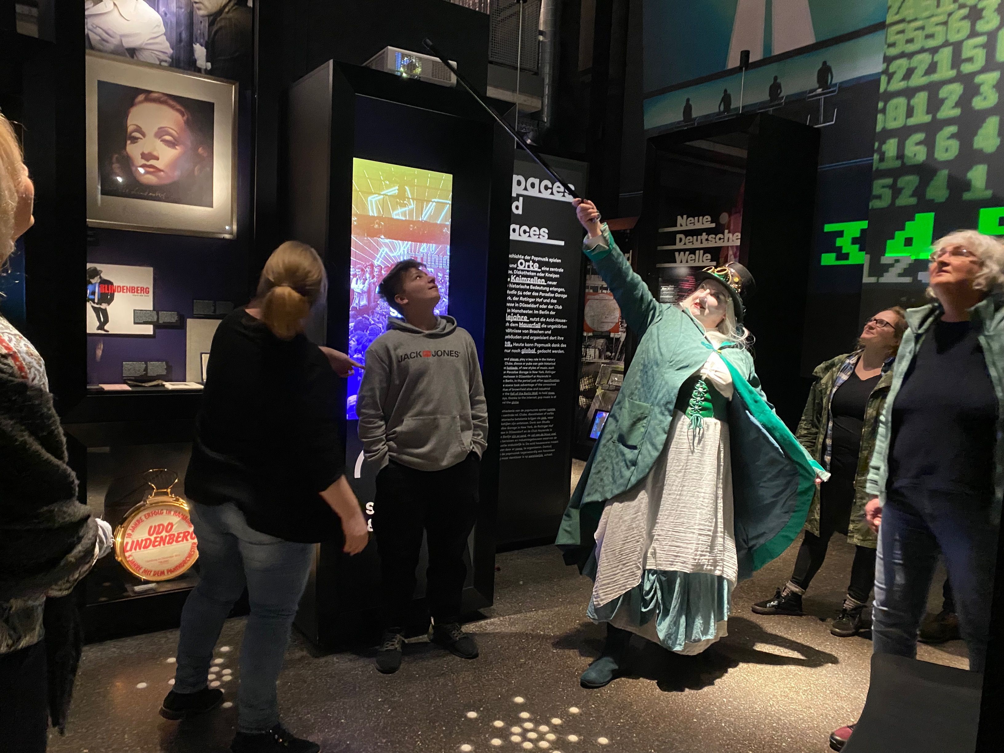 Die Führung durch das Museum mit Grenowe und den Teilnehmenden.