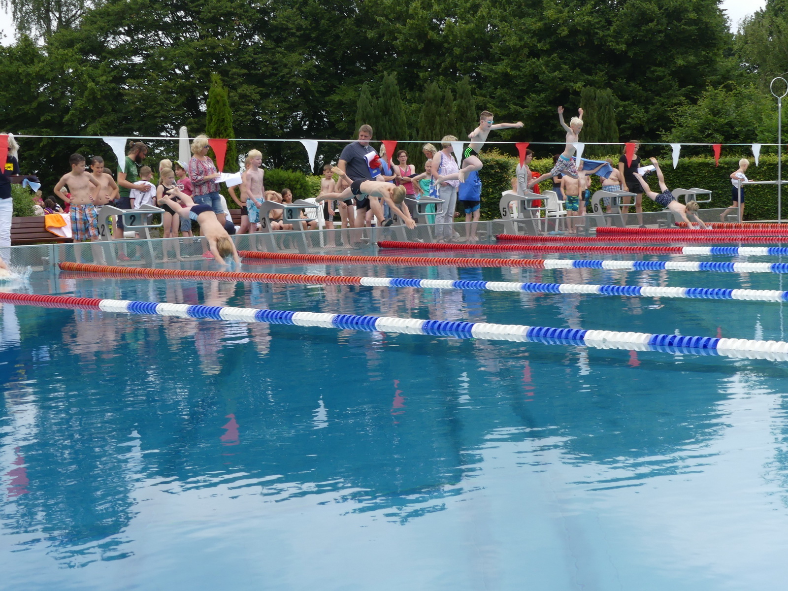 Kinder beim Schulschwimmen im Freibad.