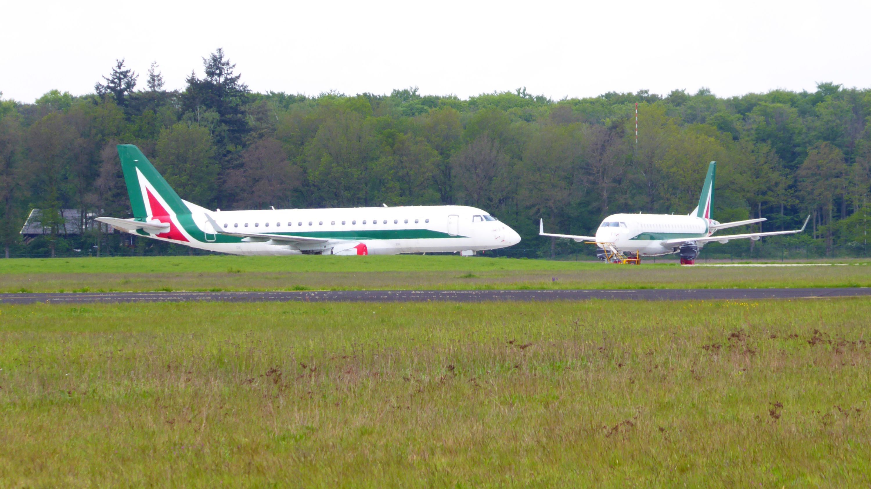 Zwei Flugzeuge auf einem Flughafen.