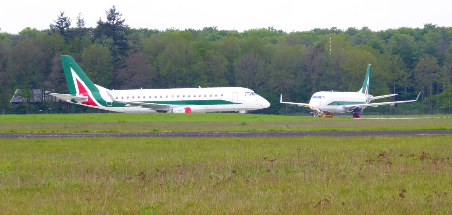 Zwei Flugzeuge auf einem Flughafen.