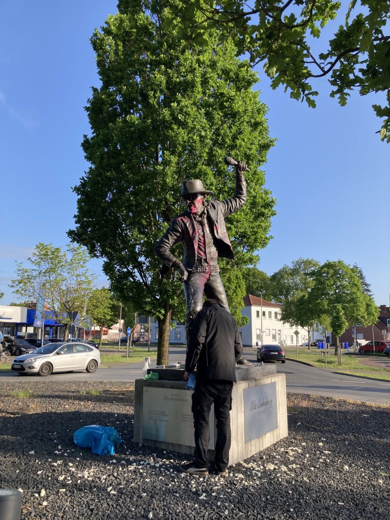 Reinigungsarbeiten an der Lindenberg-Statue.