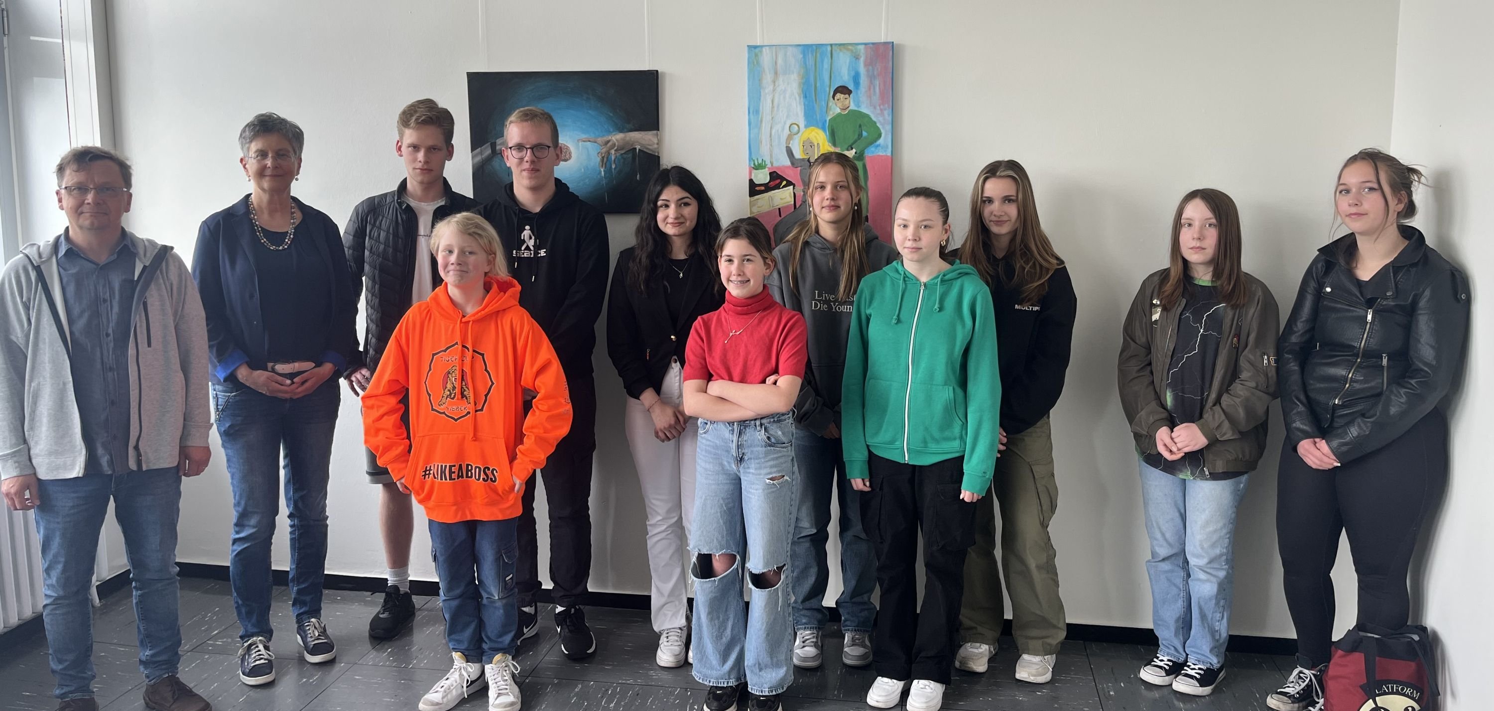 Die Schüler:innen des Werner-von-Siemens-Gymnasiums mit dem Kunstlehrer Ludwig Burandt und der Lehrerin Frau Dr. Bickmann.