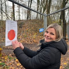 Katharina Winkelhaus befestigt das Baustellenschild