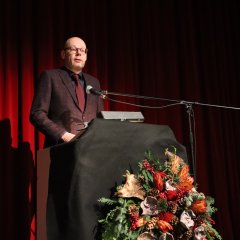 Bürgermeister von Enschede, Roelof Bleker, hält eine Rede