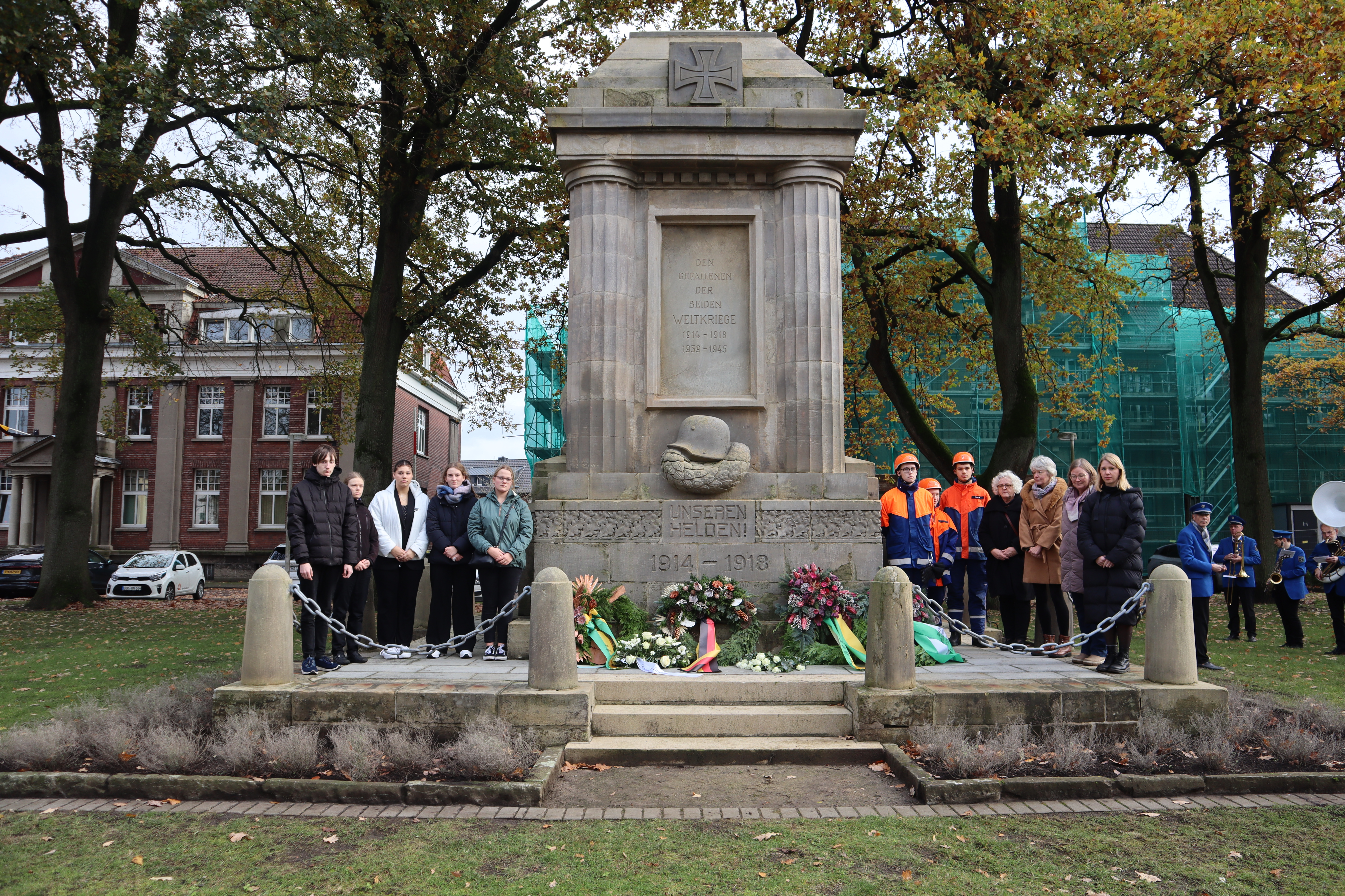 Aufstellung am Ehrenmal