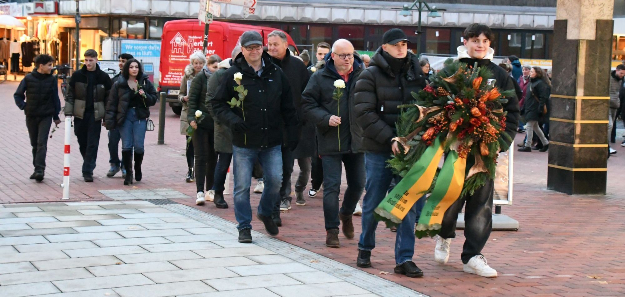 Schweigemarsch vom Alten Rathaus-Turm zum Gedenkstein am ehemaligen Standort der Gronauer Synagoge