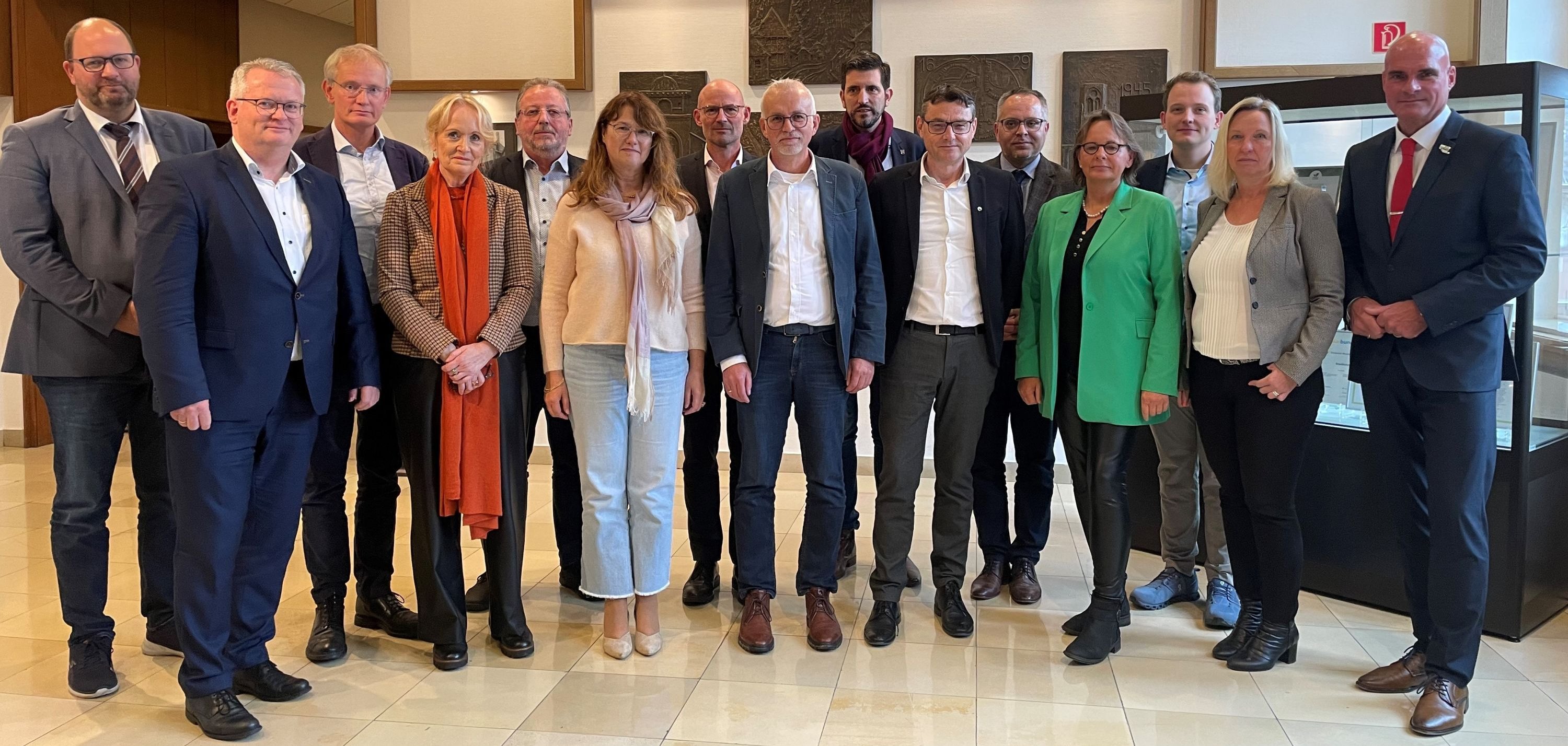 Vertreter:innen der Städte und Gemeinden sowie des Kreises Borken im Rathaus von Stadtlohn.