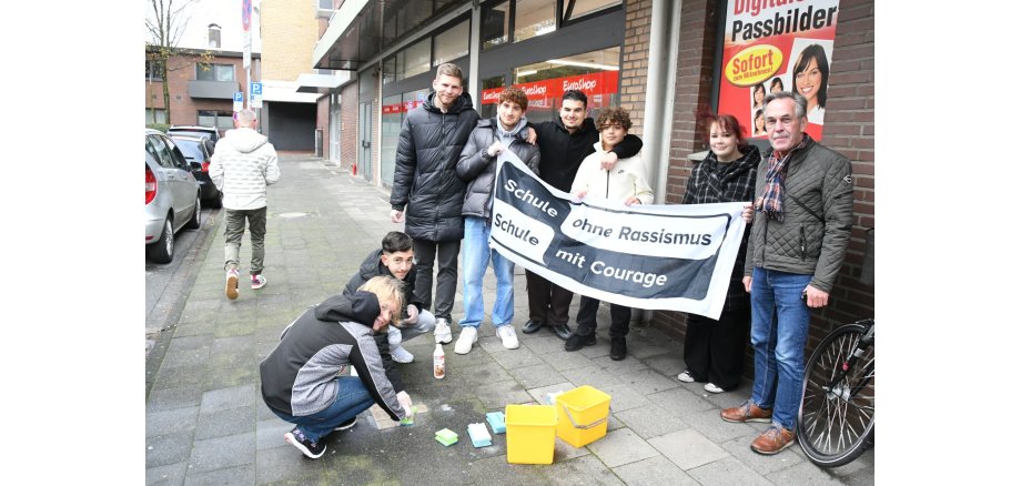 Gesamtschule Gronau reinigt Stolpersteine