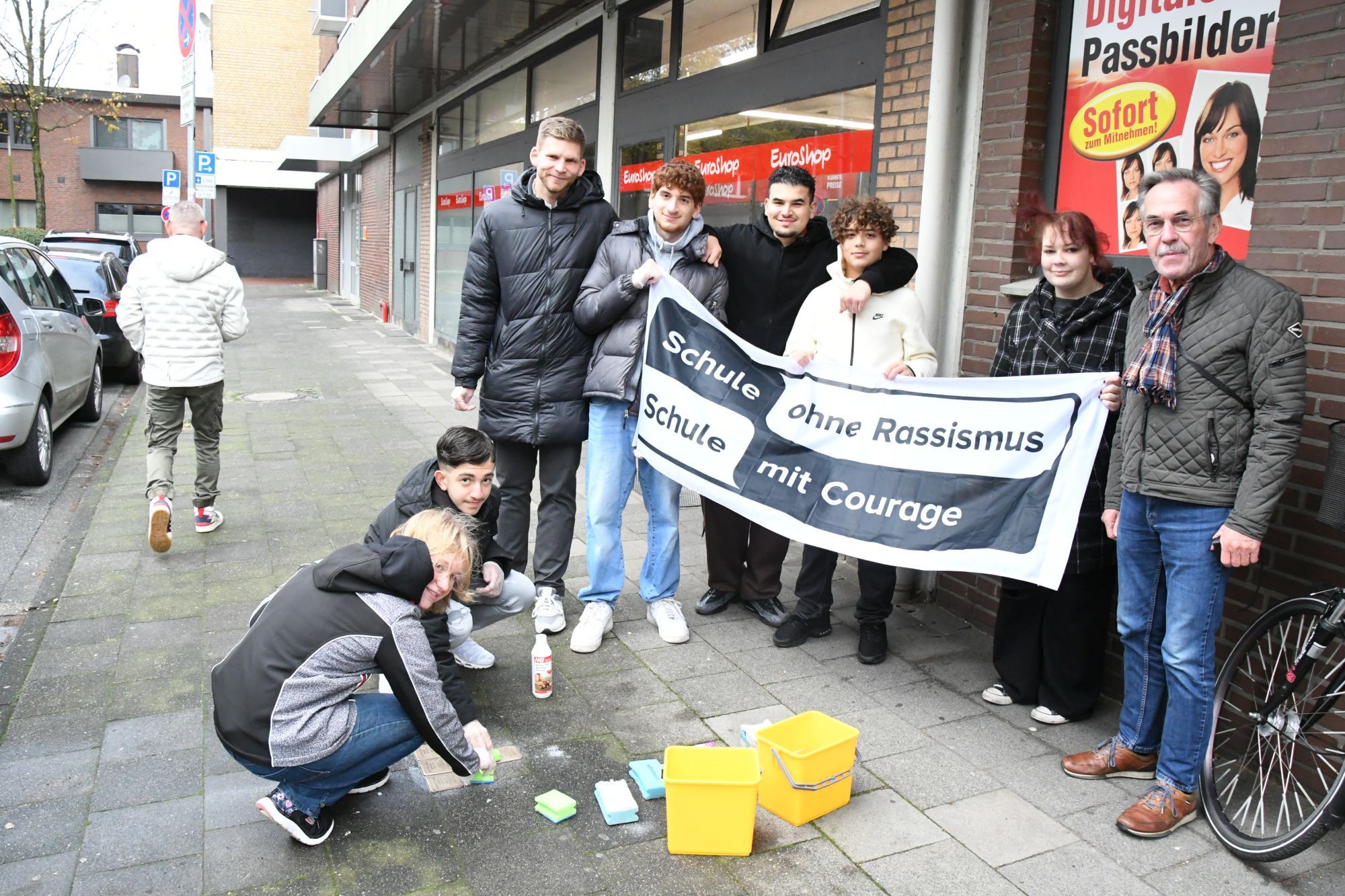 Gesamtschule Gronau reinigt Stolpersteine