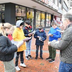 Fridtjof-Nansen-Realschule reinigt Stolpersteine - Link öffnet seitenüberlagerndes Dialog-Fenster