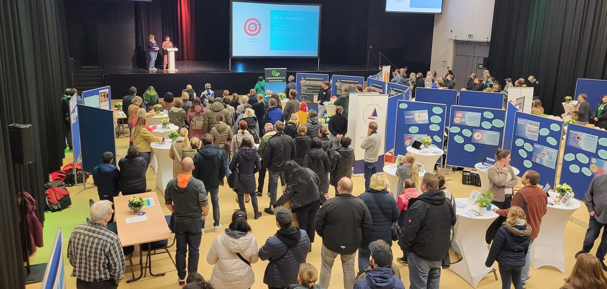 Die Besucher:innen der Informationsveranstaltung Wegweiser Schule in der Bürgerhalle.