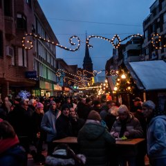 In der Neustraße wird die Weihnachtsbeleuchtung montiert