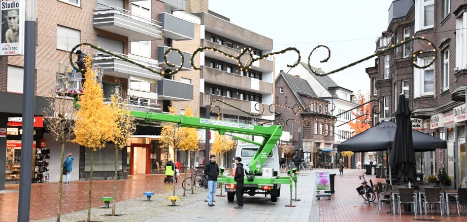 Weihnachtsbeleuchtung wird in der Neustraße angebracht