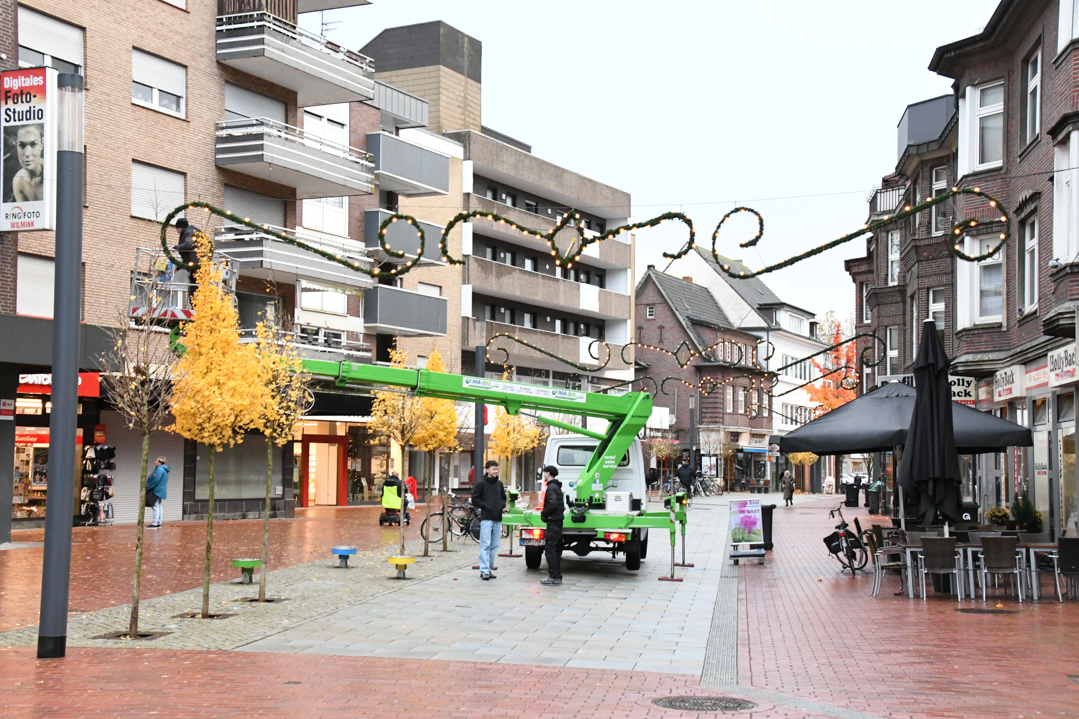 Weihnachtsbeleuchtung wird in der Neustraße angebracht