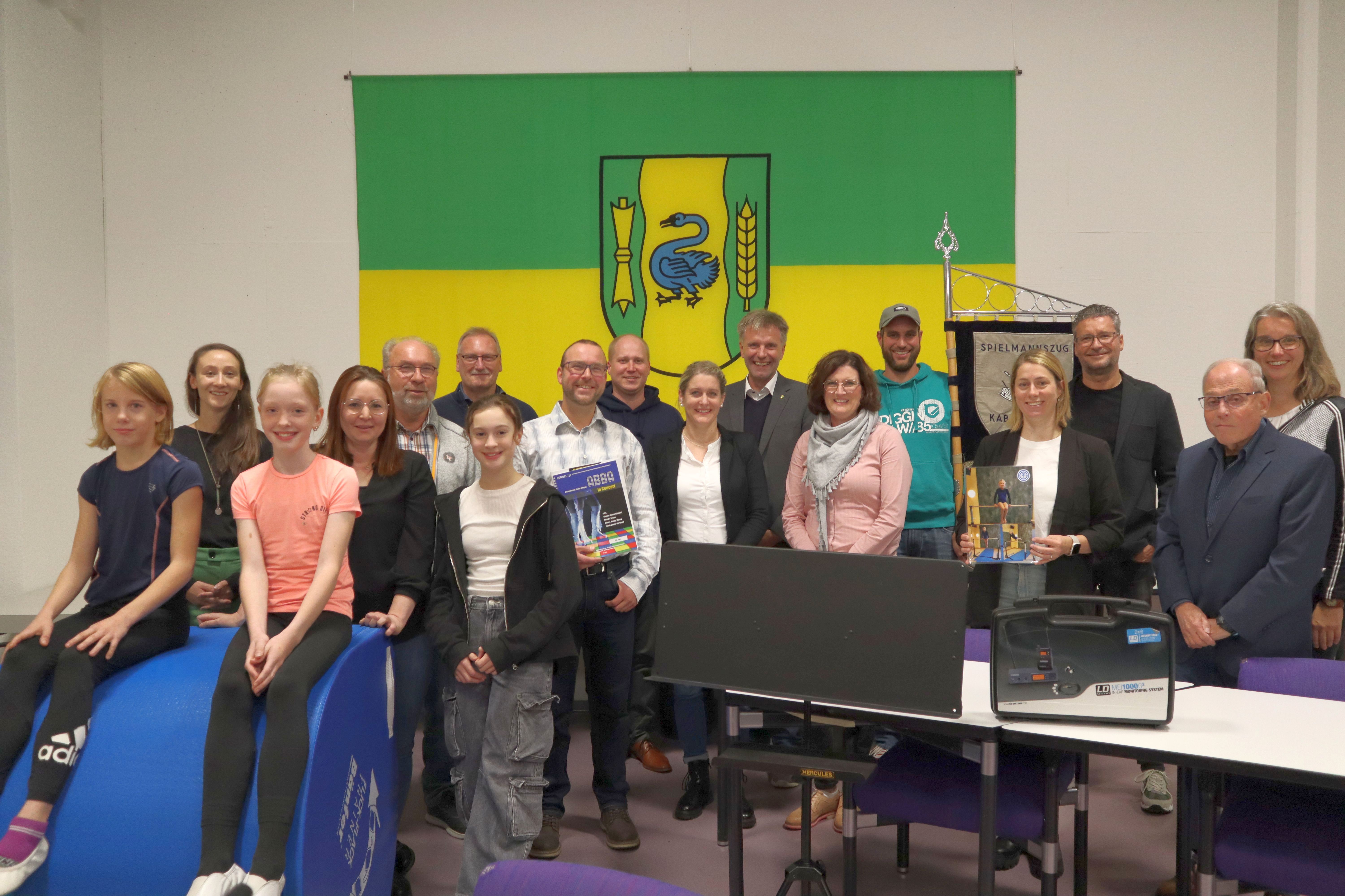 Vertreter:innen der Vereine mit dem Vorstand der Albert-Engbers-Stiftung im Ratssaal