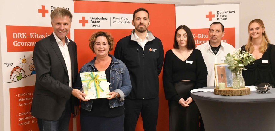 Geschenkübergabe (von links): Bürgermeister Rainer Doetkoette, Nadine Kauß, Dr. Cornelius Rack, Laura Talarico, Georg Höcker und Kira Krusch (alle DRK). 