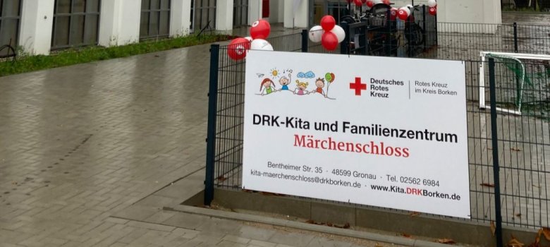 Das Schild der Kita Märchenschloss vor der Weißen Dame.