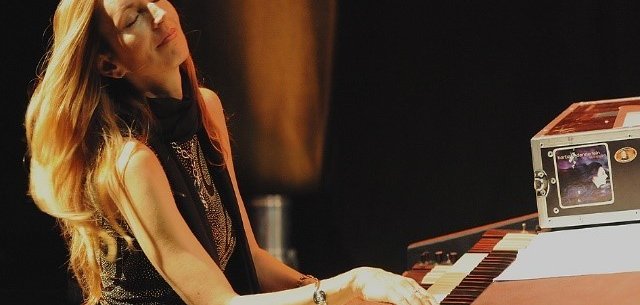 Barbara Dennerlein am Klavier.