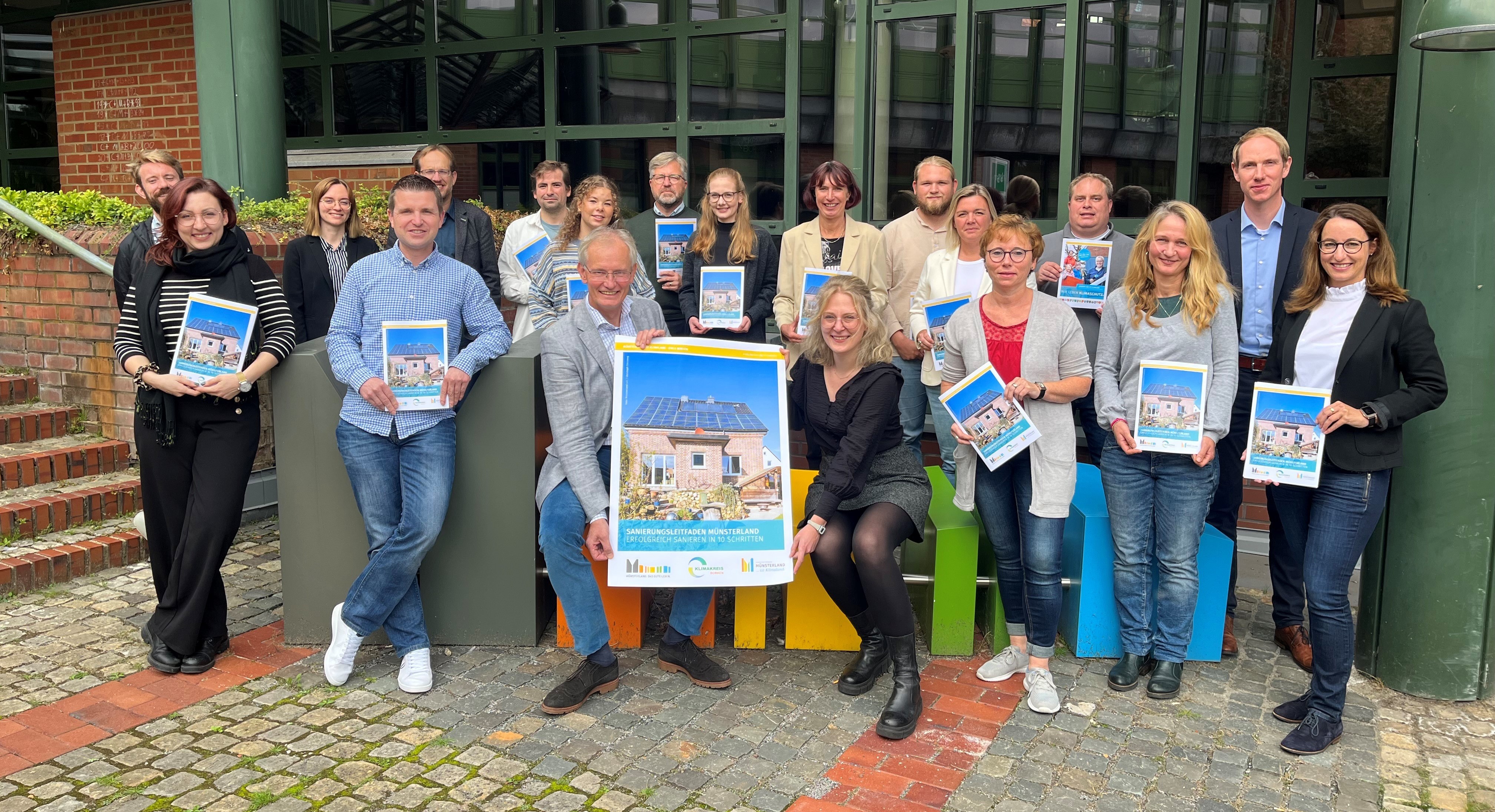 Gruppe von Mitarbeitenden aus den Kommunen, die vor dem Kreishaus Borken den Sanierungsleitfaden vorstellen.