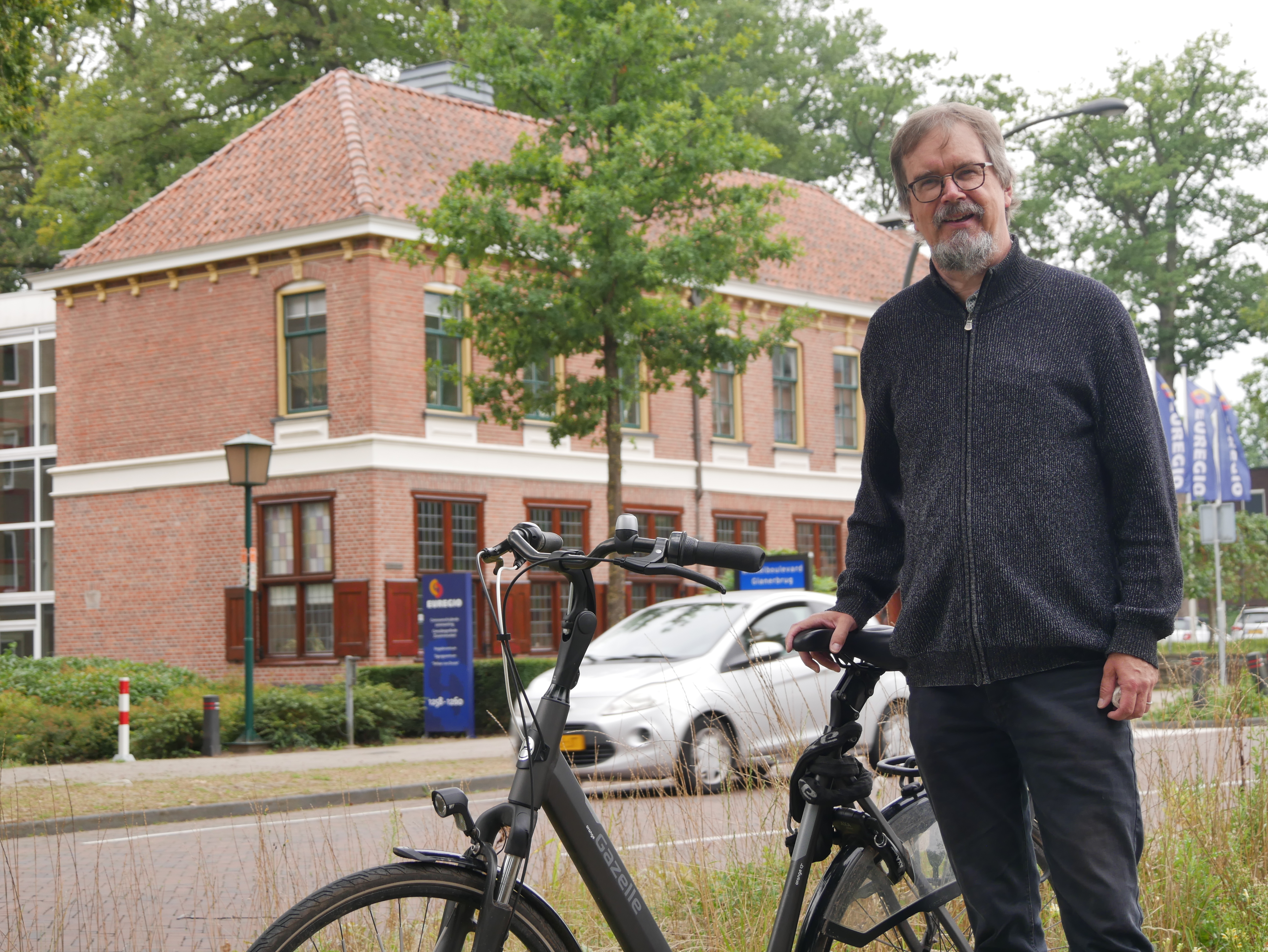 Martin Borck mit dem Fahrrad am Grenzübergang Glanerbrug