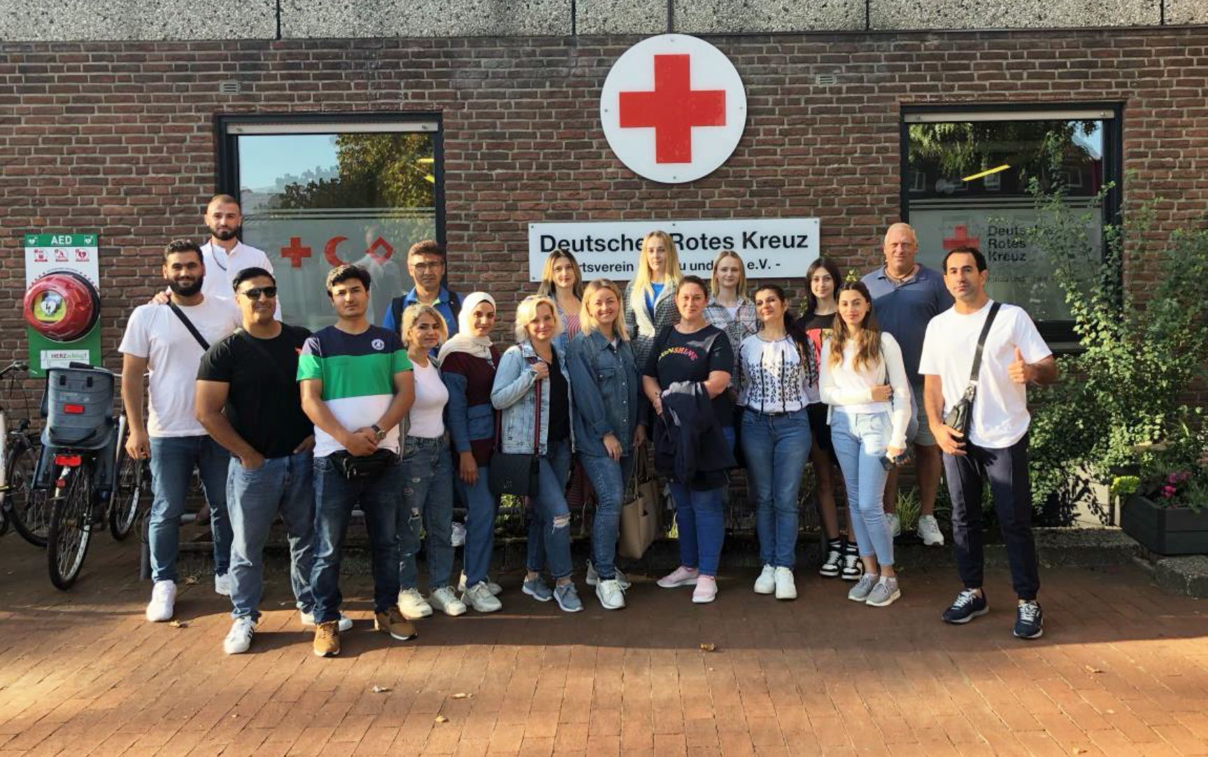 Die Teilnehmenden des Erste-Hilfe-Kurses vor den Räumlichkeiten des DRK.