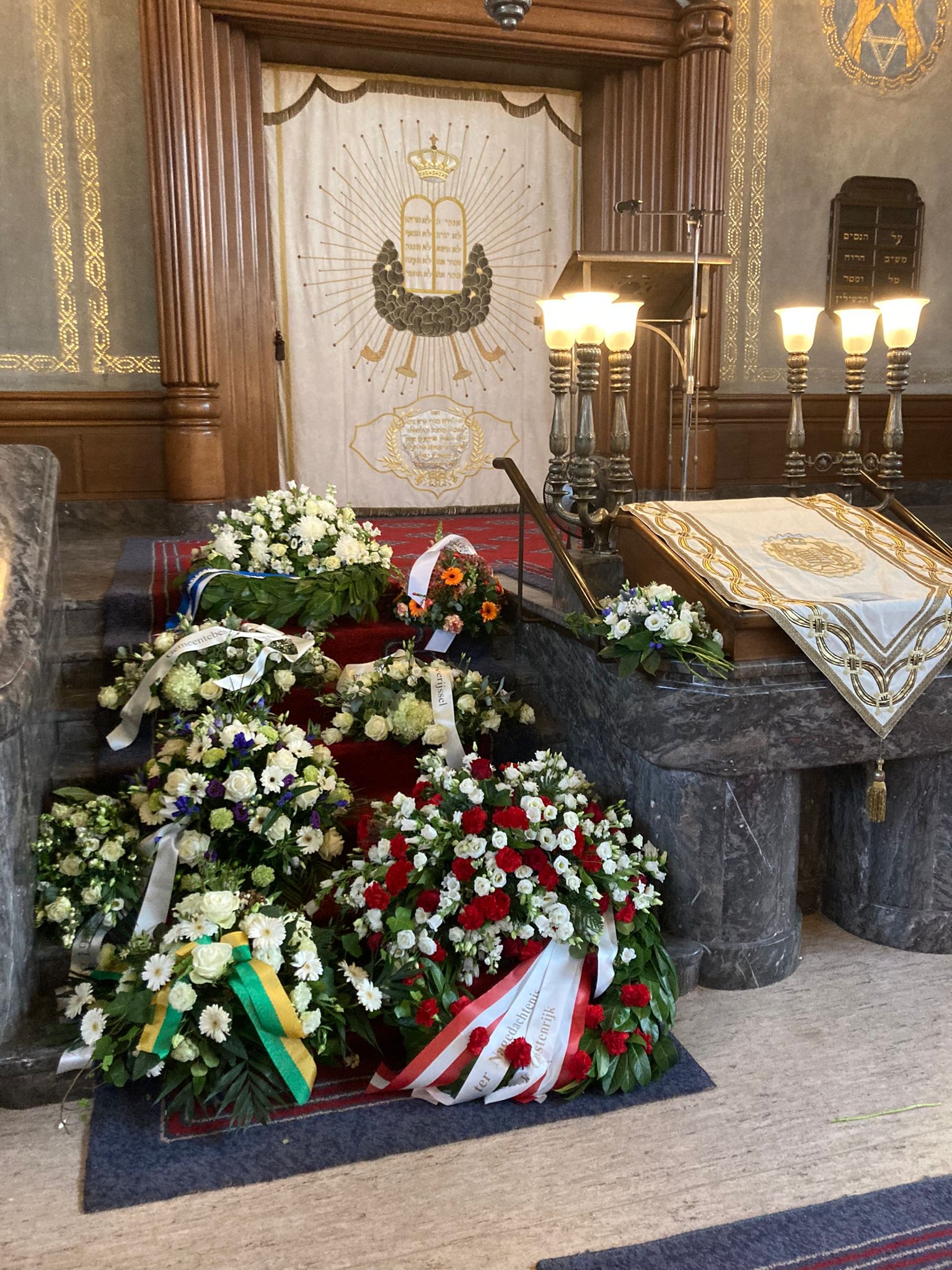 Die niedergelegten Kränze zum Gedenken an die Opfer. 