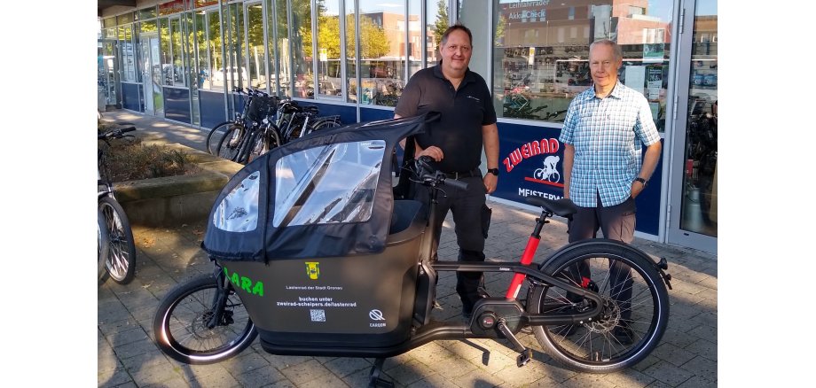 H. Scheipers und der Fahrradbeauftragte Hermann Nieratschker bei der Übergabe.   