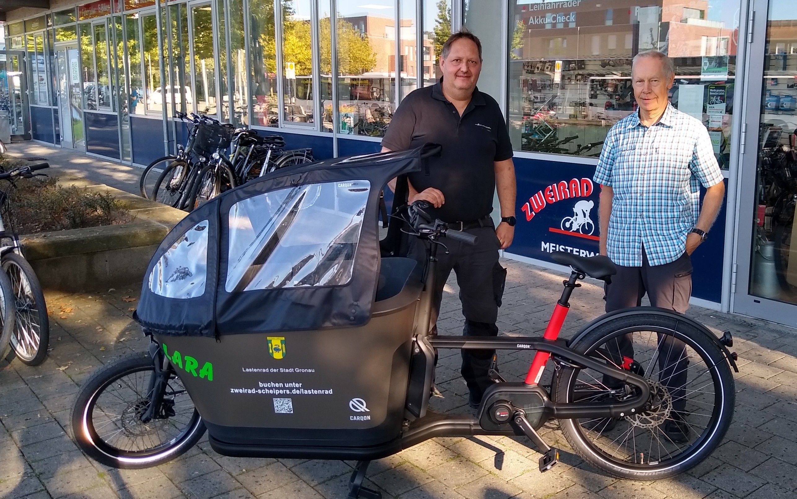 H. Scheipers und der Fahrradbeauftragte Hermann Nieratschker bei der Übergabe.   