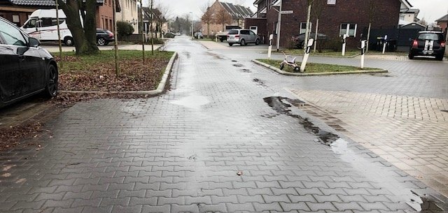 Die Schwarzenbergstraße mit Wasseransammlungen.