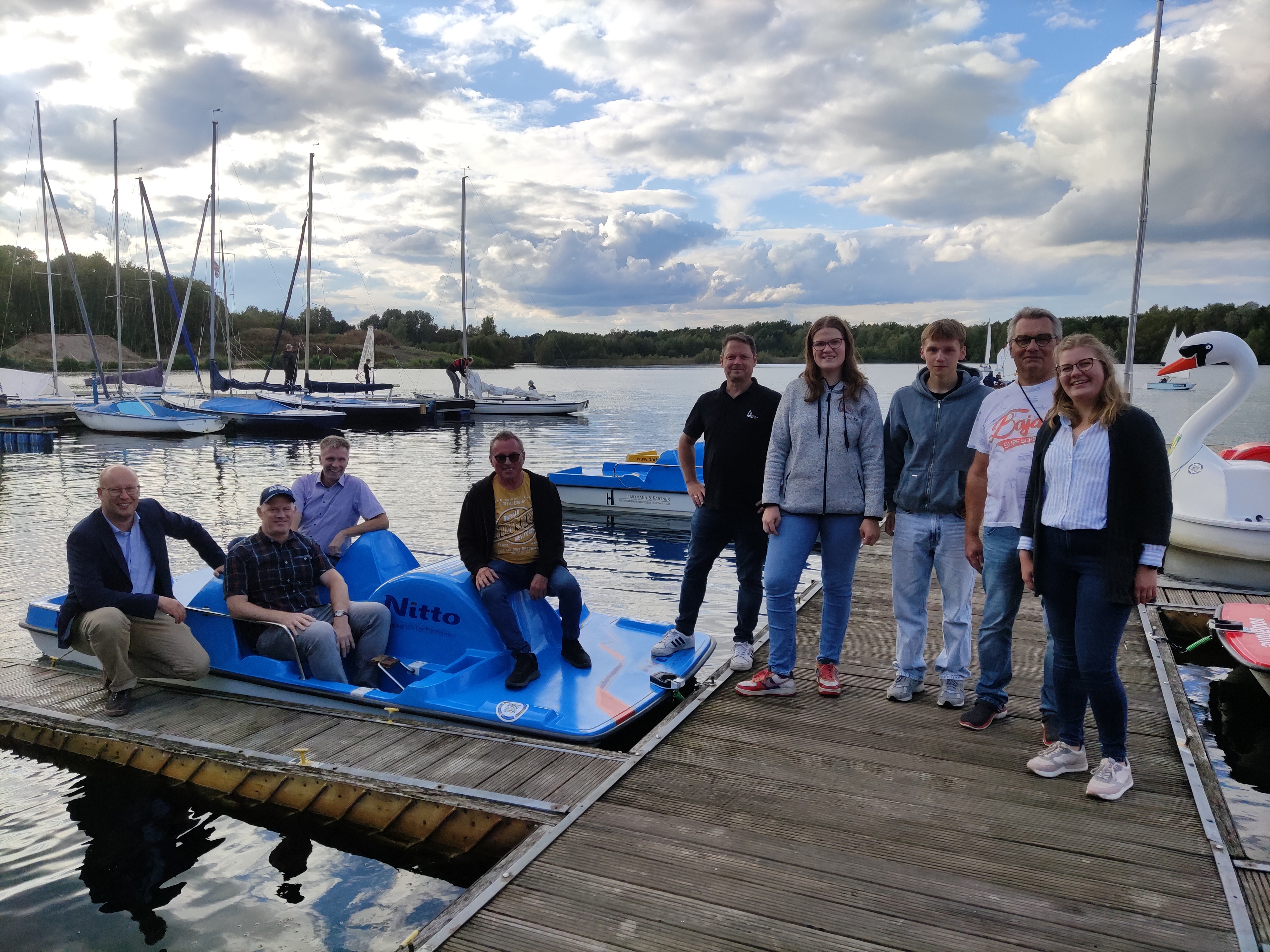 Vertreter der Wassersportabteilung des Vorwärts Gronau 09 e.V., die Sponsoren, Bürgermeister Rainer Doetkotte und Vertreter des Stadtmarketings Gronau.