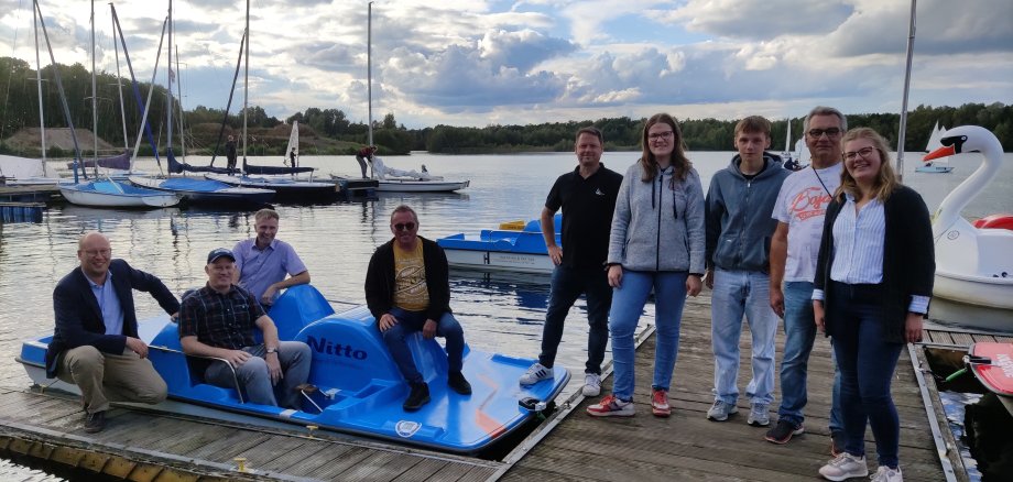 Vertreter der Wassersportabteilung des Vorwärts Gronau 09 e.V., die Sponsoren, Bürgermeister Rainer Doetkotte und Vertreter des Stadtmarketings Gronau.