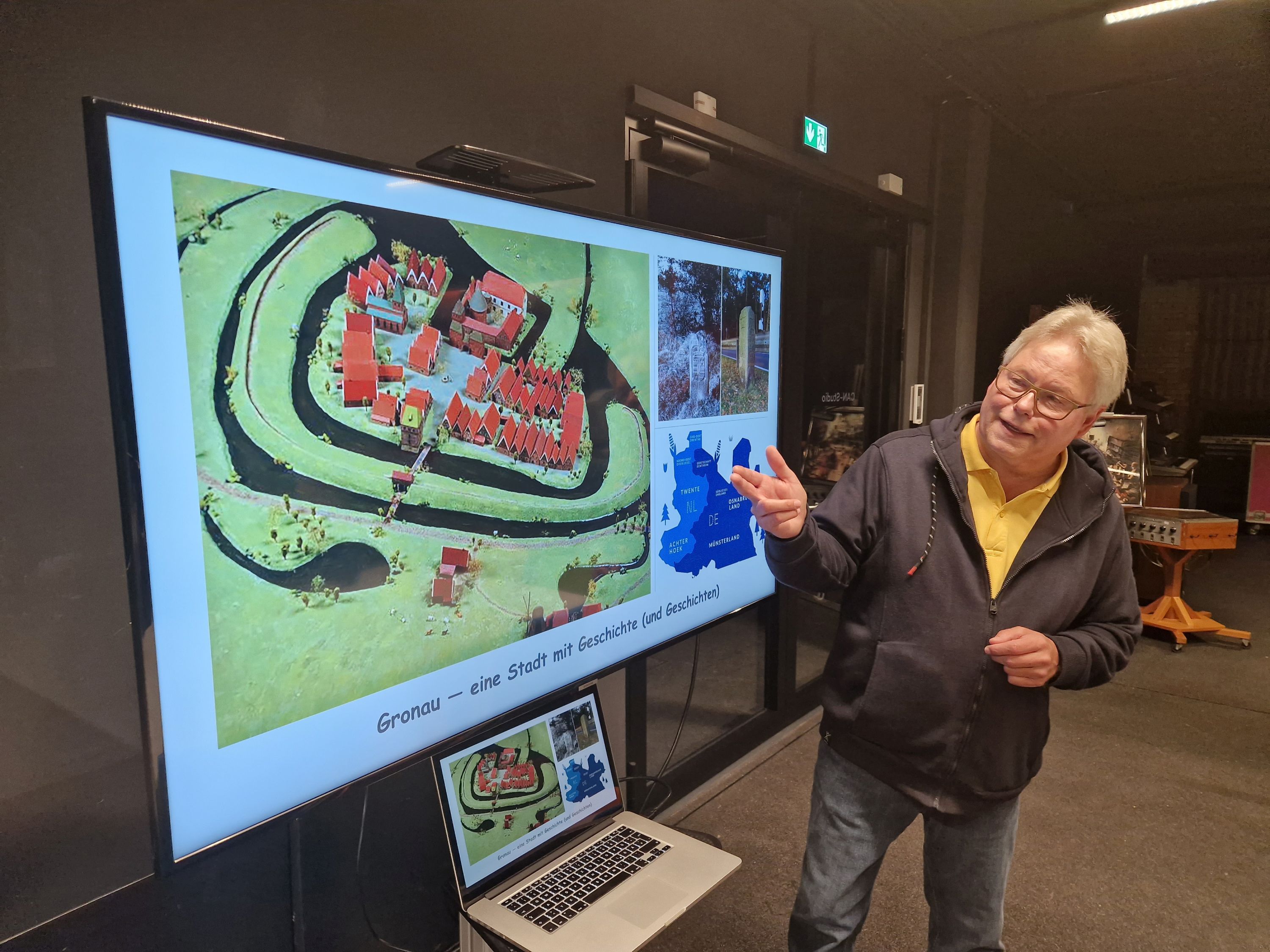 Die digitale Stadtführung mit einem Beamer an der Wand.