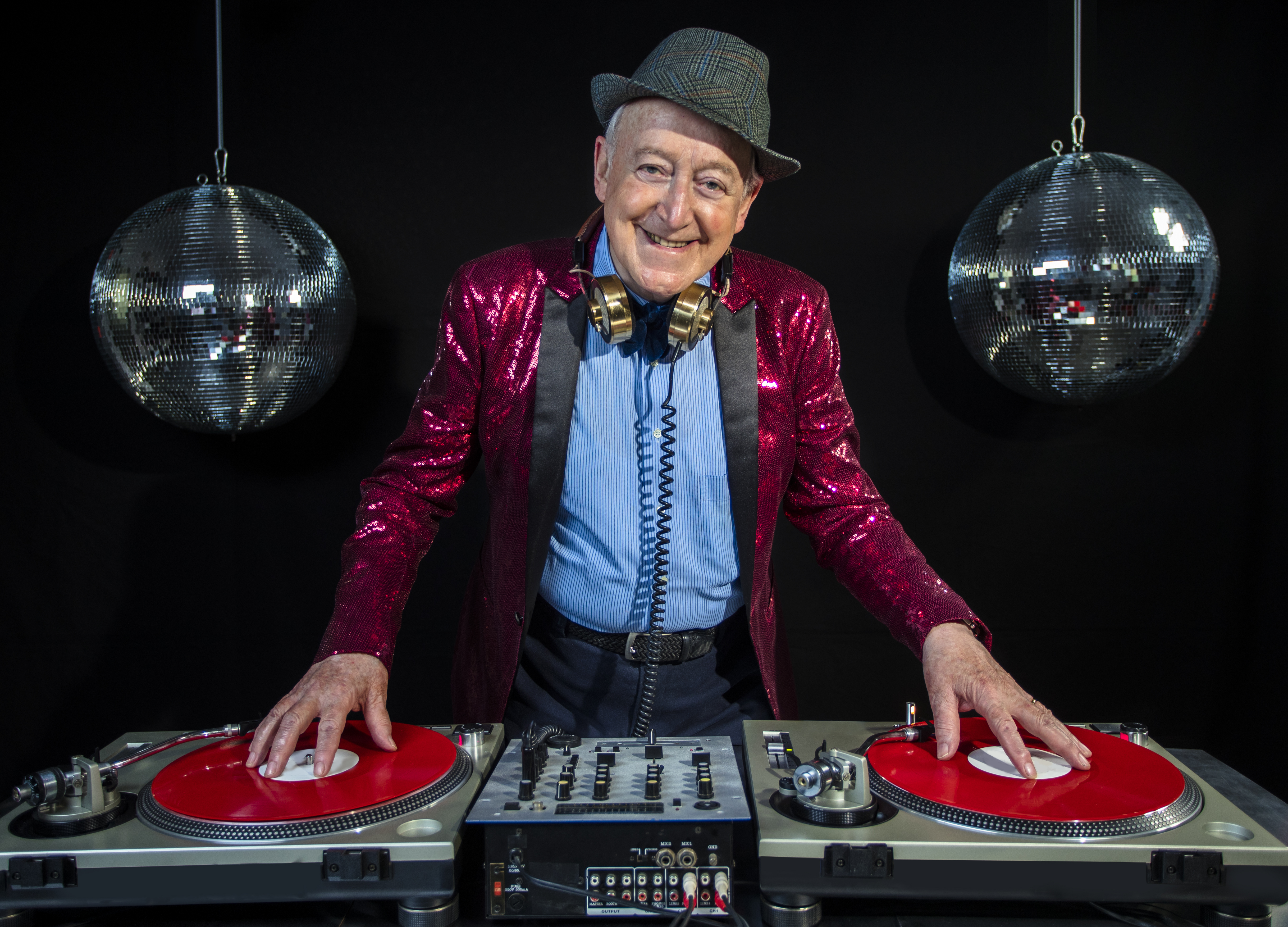Ein Senior an einem DJ-Pult.