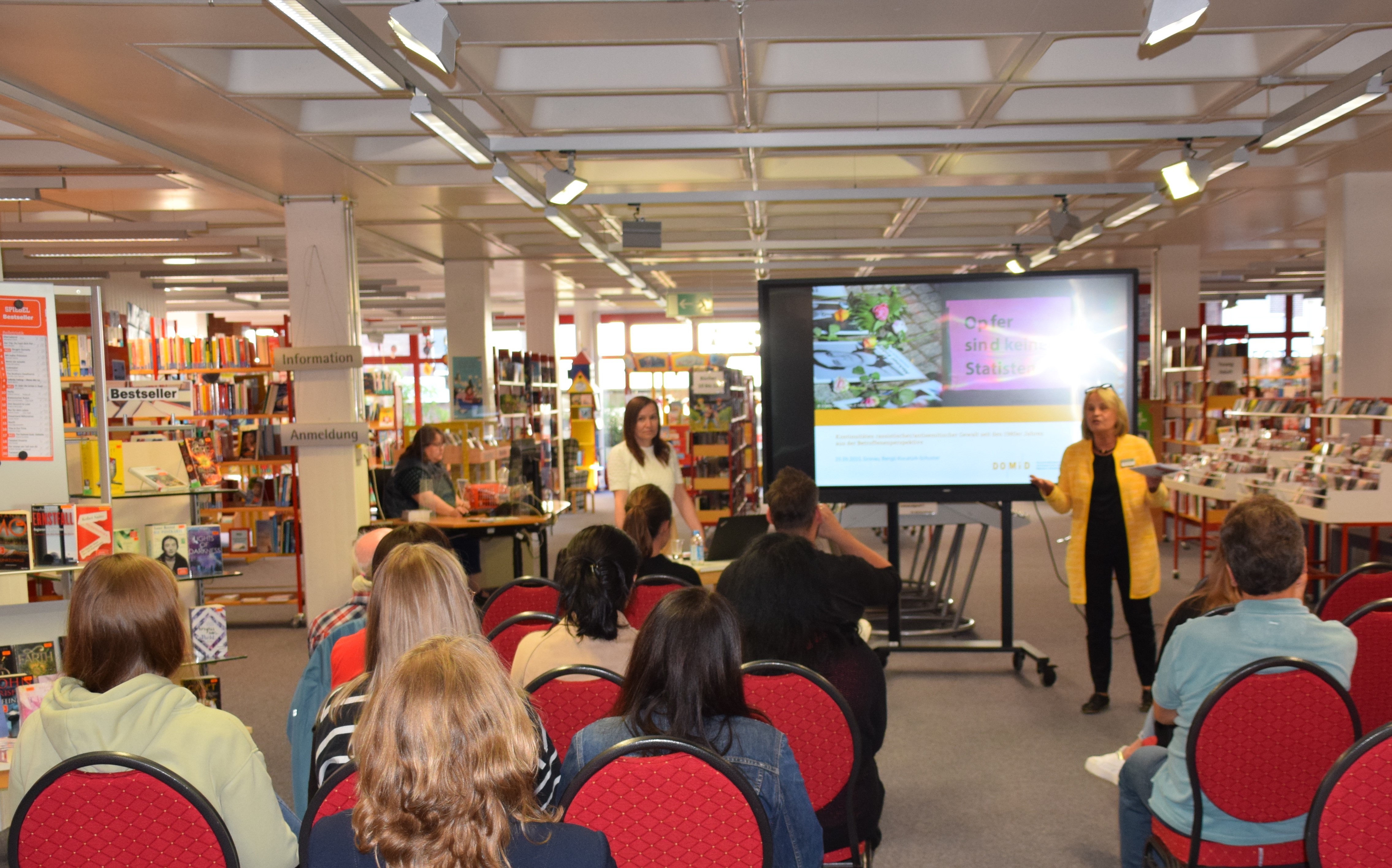 Vortrag über das Thema „Rassistische/Antisemitische Gewalt in Deutschland aus der Betroffenenperspektive“ in der Stadtbücherei Gronau.                                       
