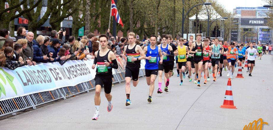 Läufer und Läuferinnen beim Start des Enschede Marathon 2023