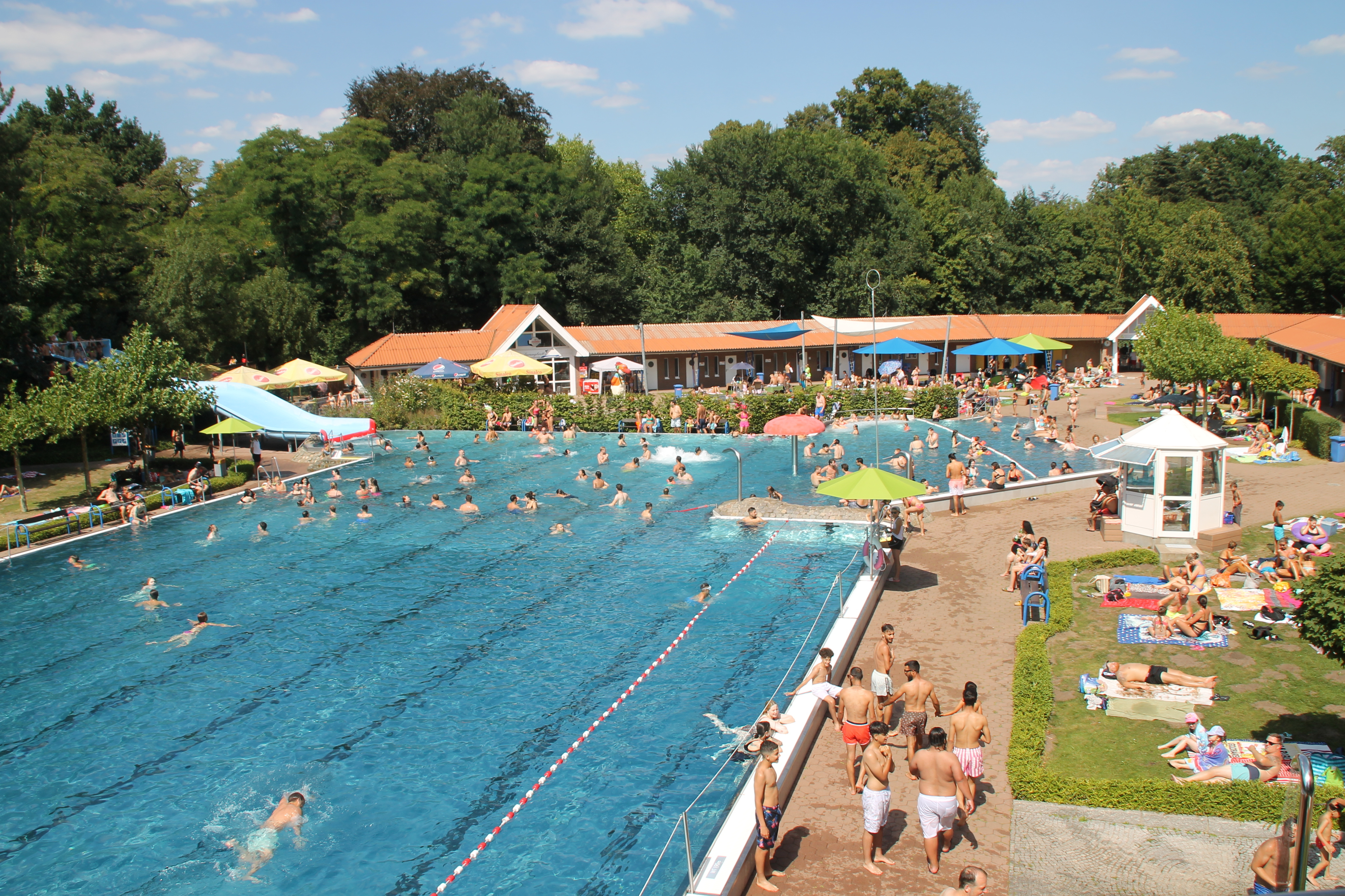Ein Blick auf das Parkfreibad von oben