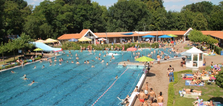 Ein Blick auf das Parkfreibad von oben