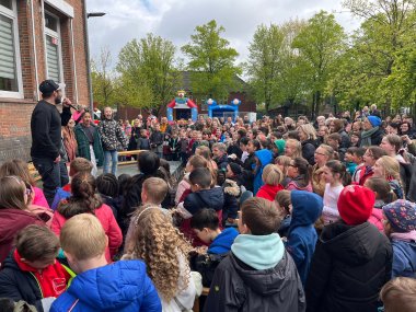 Die Schüler:innen der Viktoriaschule feiern den 125. Geburtstag der Grundschule und die Einweihung des neuen Dino-Klettergerüsts.